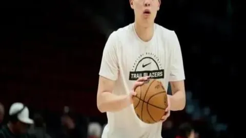 莫科：白发丧妻后，八一一再娶蝶后，13年如一日照料前岳父母