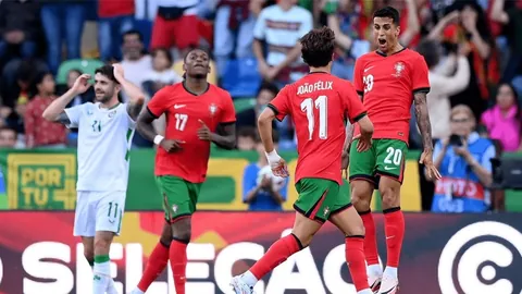 梅努哥哥现身曼联赛场，T恤口号引关注：“梅努加油，我们挺你！”